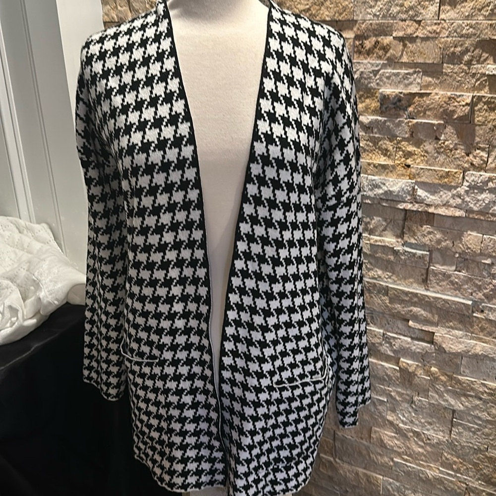 Cyrus women’s size medium two pocket houndstooth sweater/duster